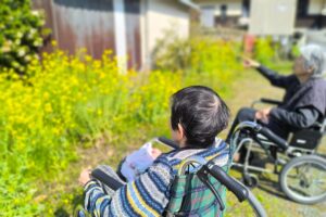 【グループホームたちばな】今日は22度！暖かすぎるので日向ぼっこしに表に出てみた。