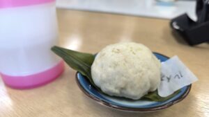 森の里介護センターデイサービス(和水町大田黒)でお誕生日イベントの団子作りの様子